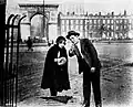 Bessie Love à Washington Square, New York (avec un acteur non identifié).