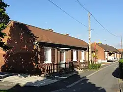 Des habitations post-Nationalisation groupées par deux.