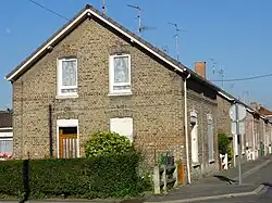 Des habitations groupées par deux.