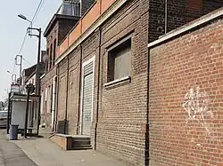 Le mur des bains-douches.