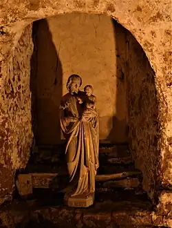 Niche avec sculpture.