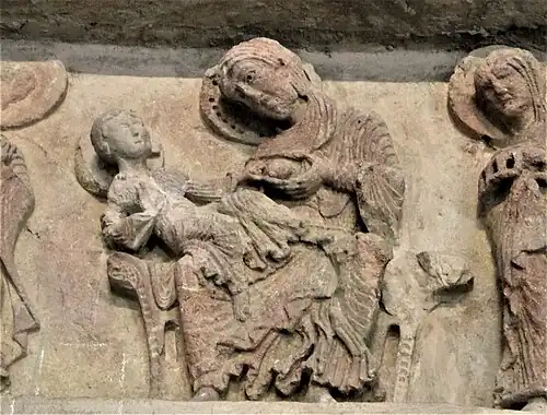 Sculpture du linteau du portail déposé au musée du Hiéron servant de référence pour la mosaïque.