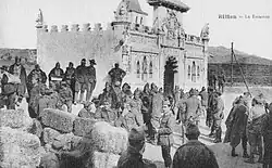 Légionnaires attendant sur le quai de la ligne de chemin de fer Ceuta-Tétouan à Dar Riffien.