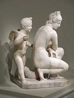 Statue du même modèle d'Aphrodite et Éros, qui donne une idée de la présentation de la statue complète. Musée de l'Ermitage.