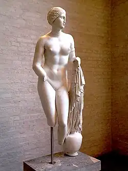 Aphrodite Braschi, du type de l'Aphrodite de Cnide, attribuée à Praxitèle, IVe&nbsp;siècle&nbsp;av. J.-C., glyptothèque de Munich.