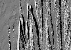 Vue de la formation de Medusae Fossae le 2 août 2008 par l'instrument HiRISE de MRO, dans le quadrangle d'Aeolis par 10,2°&nbsp;S et 176,4°&nbsp;E&nbsp;.