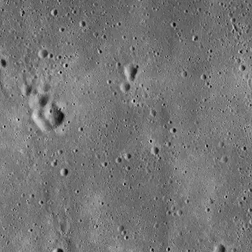 Image prise en 1967 par Lunar Orbiter 5 et recadrée pour montrer la proximité du site d'atterrissage d'Apollo 11, utilisé dans la planification de la mission. L'image est précisément centrée sur un petit cratère (de 190&nbsp;m de diamètre) appelé Cratère Ouest, et le module lunaire Eagle a touché le sol à environ 550&nbsp;m à l'ouest de ce cratère. La zone présentée est un carré d'environ 25&nbsp;×&nbsp;25&nbsp;km.