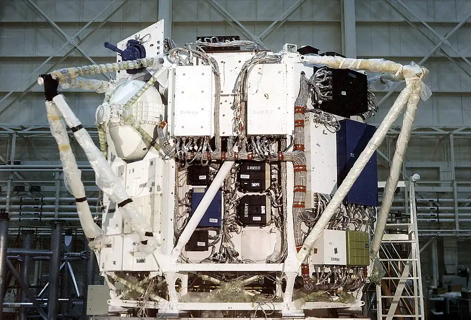 Le module supportant les télescopes. On distingue sur la gauche un des gyroscopes CMG.