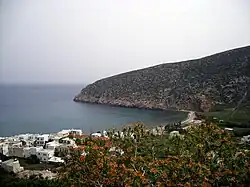 photographie : un village au fond d'une baie