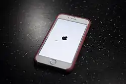Un iPhone 6 en cours de démarrage.
