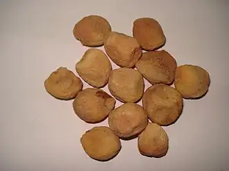 Des abricots secs ayant encore leurs noyaux.