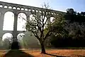 Aqueduc de Roquefavour vu de la prairie au Nord-Est.