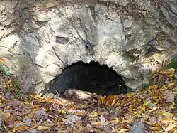 Vestige du canal de l'aqueduc coupé par le chemin du Vieux Moulin.