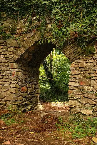 Arc de droite (en mitre).
