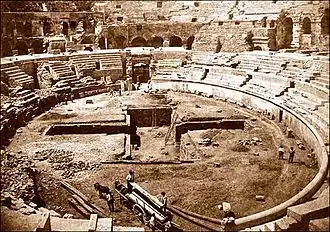 Fouilles archéologiques des arènes en 1866 : vue de la salle cruciforme dégagée.