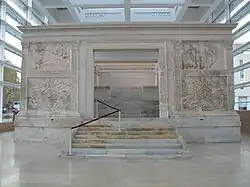 Façade et accès à l'autel