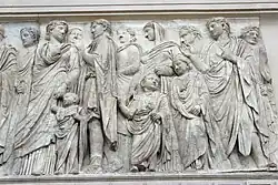 Procession. Relief de l'Ara Pacis à Rome, autel élevé par Auguste.Entre 13 et 9 AEC