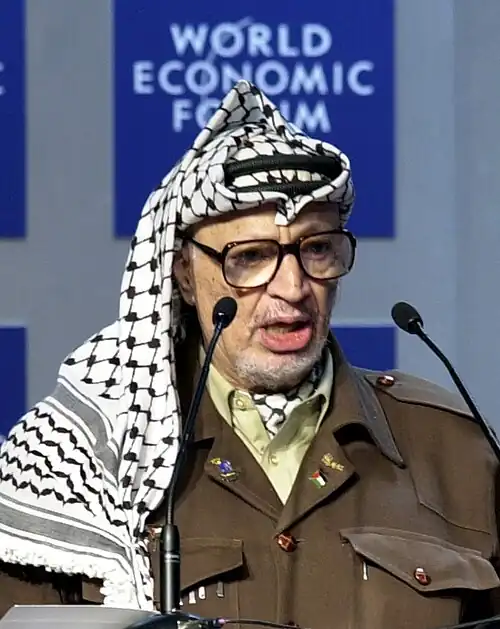 Yasser Arafat porte un keffieh.