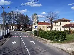Vue du village depuis la RD231, mairie et église (avril 2013).