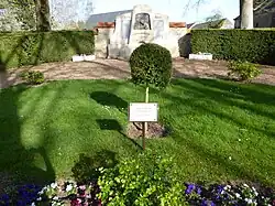 Arbre du cinquantenaire du retour des camps (1995) et monument aux morts.