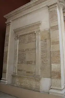 Reconstitution de l'arc d'Auguste grandeur nature au musée de la Civilisation romaine. Sur les parois des passages latéraux, les listes des triomphateurs et consuls de la République.
