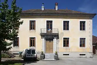 Mairie (ancienne Mairie-école) édifiée elle-aussi sur les plans d'A. Delacroix .