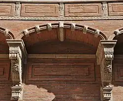 Assézat : détail d'un arc de la coursière.