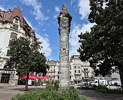 Photographie en couleurs d'un arc antique vu de profil, mettant en évidence sa faible épaisseur.