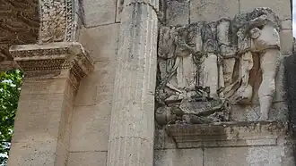 Face sud, droite. Figure féminine et prisonnier gaulois.