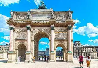 Arc de triomphe du Carrousel avec vue sur le Louvre.