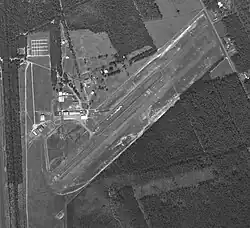 Aérodrome d'Arcachon le 01 juillet 1982 avec sa piste enrobée 08/26