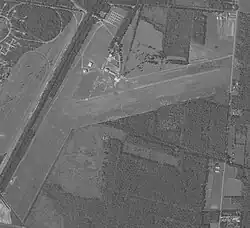 Vue sur les infrastructures de l'aérodrome d'Arcachon le 10 septembre 1977