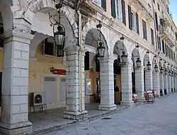 Arcades de la rue Liston longeant la place.