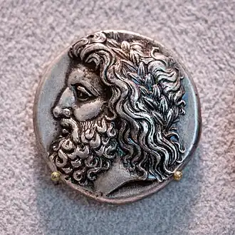 Statère d'argent à l'effigie de Zeus Lykaios, émis par la ligue arcadienne en 363/2 av. J.-C. Altes Museum de Berlin.