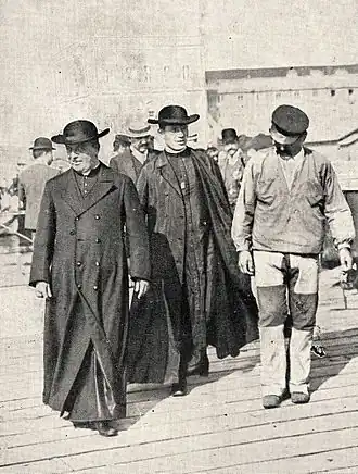 L'archevêque de Bélem José Marcondes Homem de Melo et son secrétaire à leur arrivée à Lisbonne, 1906.