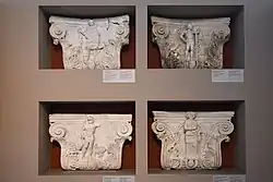 Chapiteaux de pilastres. Palais de Galère. début du IVe&nbsp;siècle EC. MArch Thessalonique