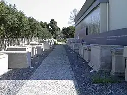 Présentation d'autels et tombeaux.