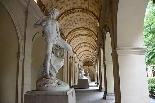 Vue de Gilliatt et la pieuvre (1880-1890), Emile Joseph Carlier, marbre gris à veines sombres, exposé dans le jardin du palais Saint-Pierre