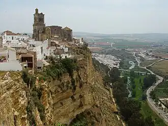 Le village au sommet de la falaise