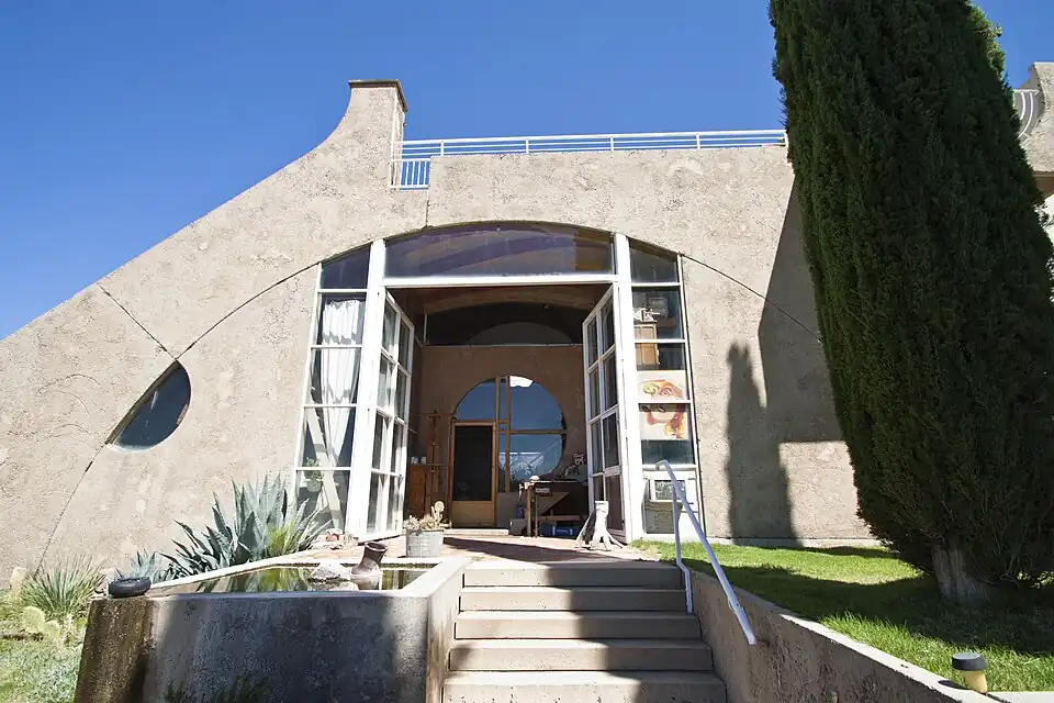 Entrée de l'East & West Housing.