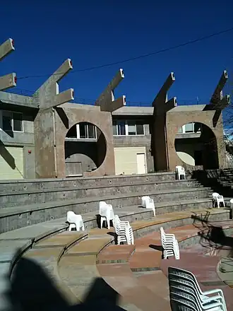 Unités d'habitation et amphithéâtre.