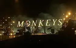 Arctic Monkeys jouant sur scène