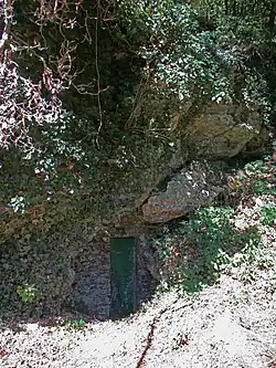 Entrée murée de la grotte de l'Hyène