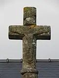 Croix de pierre située dans l'enceinte du prieuré.
