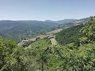 Vue de la zone archéologique depuis le haut de la falaise.
