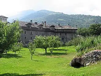 L'arène de l'amphithéâtre, aujourd'hui occupée par un verger