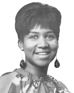 Portrait noir et blanc d'une femme noire de face.