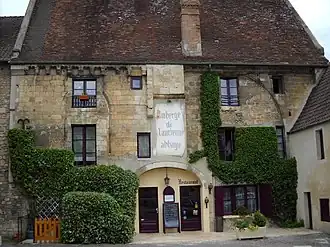 Vestiges de l'ancienne abbaye investis par un restaurant.