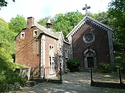 Photographie d'une chapelle en brique.