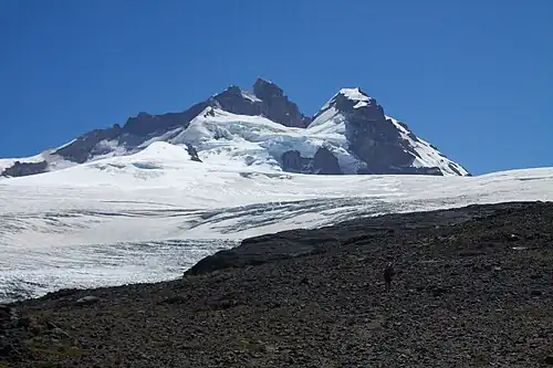 Le Tronador, volcan situé à la frontière chilienne, est le plus haut sommet du parc avec ses 3&nbsp;491&nbsp;mètres de hauteur.
